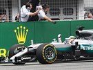 Lewis Hamilton triumfáln dojídí do cíle Velké ceny Nmecka.