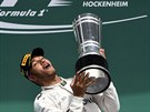JE MOJE! Vítz Velké ceny Nmecka Lewis Hamilton hrd pózuje s trofejí.