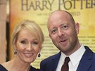 Spisovatelka J. K. Rowlingová a reisér John Tiffany na premiée hry Harry...