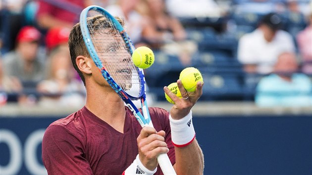 Tom Berdych bhem utkn s Novkem Djokoviem.