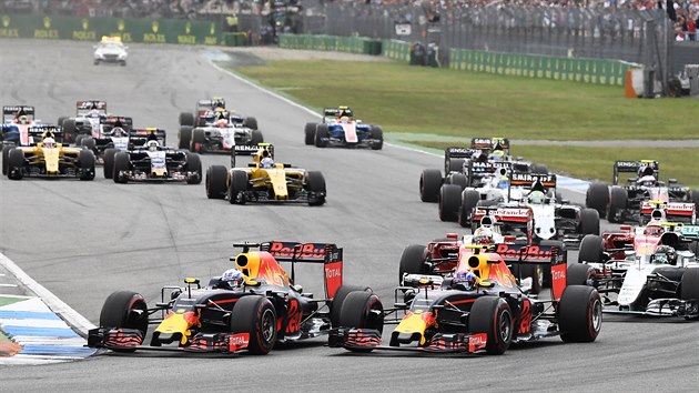 Do zatky se t jezdci Red Bullu  Daniel Ricciardo (vlevo) a Max Verstappen.