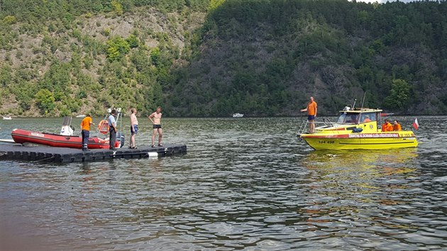 Poblíž Živohošti na Slapech se potopil přívoz, nikdo z přibližně 50 cestujících nebyl zraněn (30.7.2016)