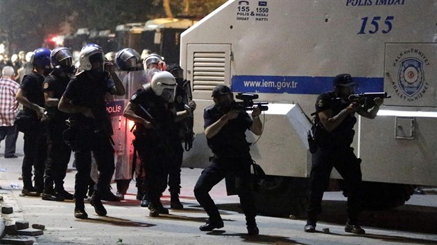 Hol represe. Erdogan nesnese nesouhlas, perzekuuje nepizpsobiv novine, drt justici, vl s demonstranty. Takto zasahovaly jeho policist proti demonstrantm v parku Gezi v roce 2013.