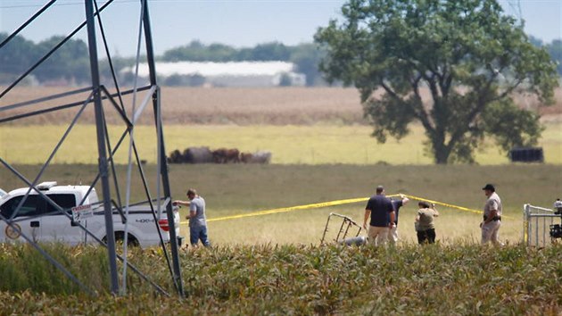 Pád horkovzdušného balónu v Texasu patrně nepřežil nikdo z nejméně 16 lidí, kteří v něm letěli (30. července 2016).