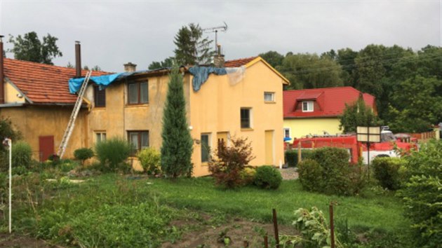 V Kujavch na Novojinsku odnesl vtr stechu rodinnho domu (31. ervence 2016).