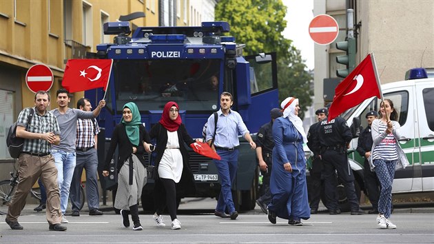 Demonstrace Turk v Koln nad Rnem. Na bezpenost v centru msta dohl 2 700 policist (31. ervence 2016)