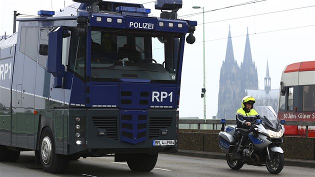 Demonstrace Turk v Koln nad Rnem. Na bezpenost v centru msta dohl 2 700 policist (31. ervence 2016)