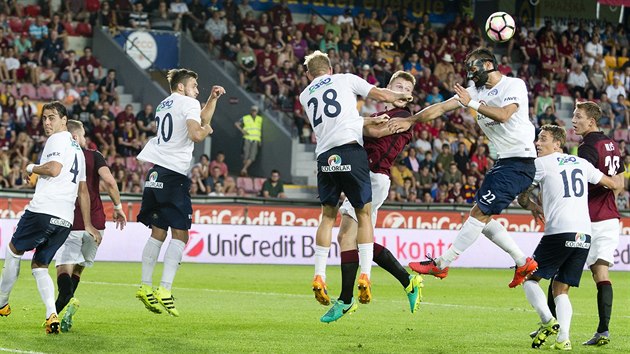 Momentka z duelu Sparta vs. Slovcko, hlavikuje hostujc stoper Tom Kot.