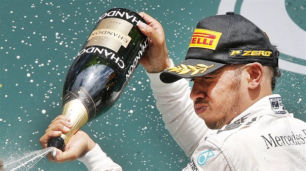 Lewis Hamilton slav triumf ve Velk cen Nmecka.