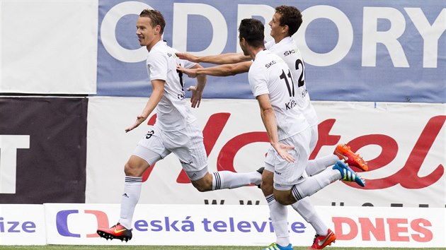 Boleslavský útočník Jan Chramosta (vlevo) slaví gól proti Liberci.
