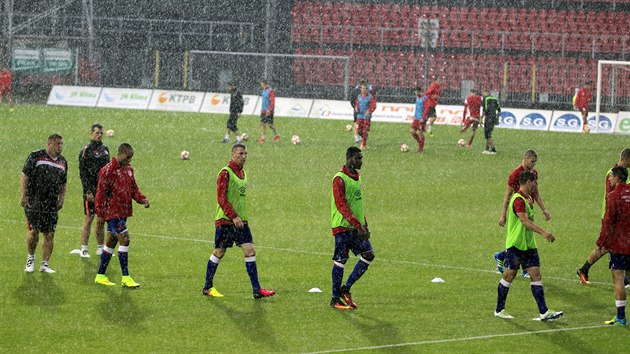 Promoen slvist opout po rozcvien hrac plochu na brnnskm stadionu.