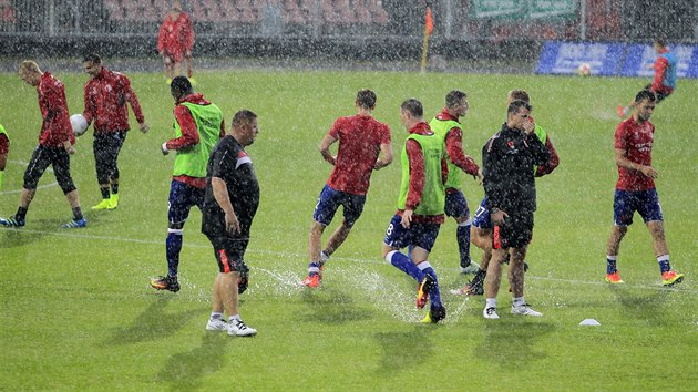 Promoen slvist bhem rozcvien na brnnskm stadionu