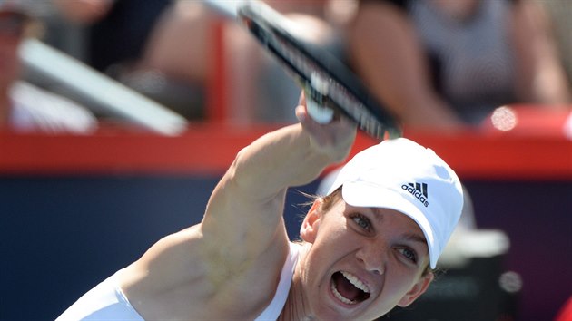 Simona Halepov servruje ve finle turnaje v Montrealu.