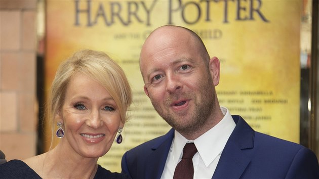 Spisovatelka J. K. Rowlingová a režisér John Tiffany na premiéře hry Harry Potter and the Cursed Child