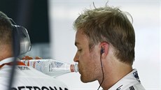 OBERSTVENÍ PO TRÉNINKU.  Douek si dává Nico Rosberg z Mercedesu.