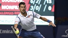 Novak Djokovi dobíhá míek v semifinále turnaje v Torontu.