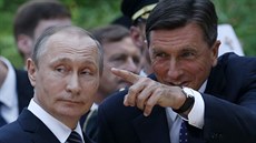 Ruský prezident Vladimir Putin (vlevo) a jeho slovinský kolega Borut Pahor...