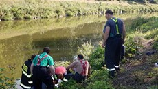 Rybá� si p�i lovu sumce zranil nohu, na pomoc �ekal ve vod� p�es sedm hodin.