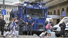 Demonstrace Turk v Kolín nad Rýnem. Na bezpenost v centru msta dohlíí 2...