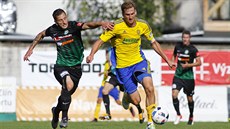 Tomá� Poznar ze Zlína (ve �lutém) u mí�e v utkání proti P�íbrami.