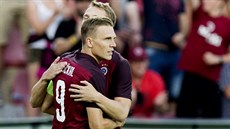 Sparanský kapitán Boek Dokal (vlevo) pijímá gratulace ke svému gólu do sít...