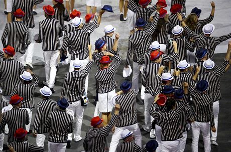 et sportovci pi zahjen olympijskch her zaujali barevnmi klobouky,...