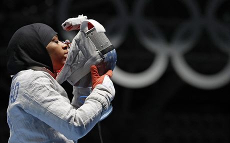 ermíka Ibtihaj Muhammadová se stala první olympionikou USA, která soutila...