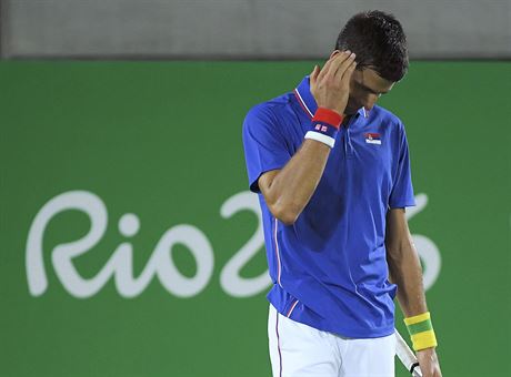 Tenista Novak Djokovi v prvnm kole olympijskho turnaje v Rio de Janeiru.