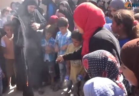 Jedna z en po poráce IS spálila svou burku