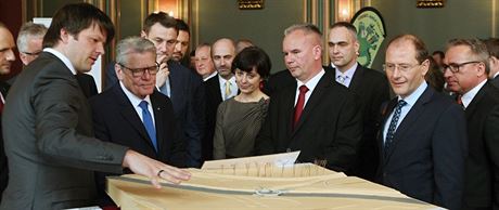 O stavbu mostu v Trojzemí se zajímal i nmecký prezident Joachim Gauck (druhý...
