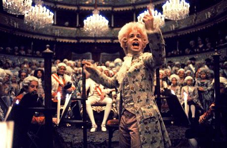 Z Formanova fillmu Amadeus: Tom Hulce jako Mozart.