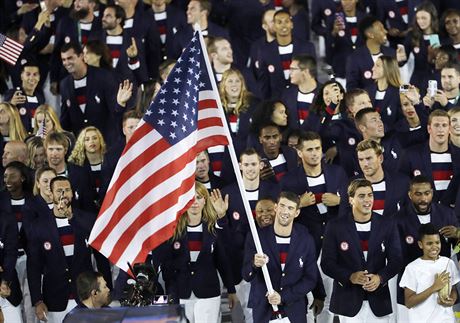 Michael Phelps coby vlajkono americké výpravy v Riu. (6. srpna 2016)