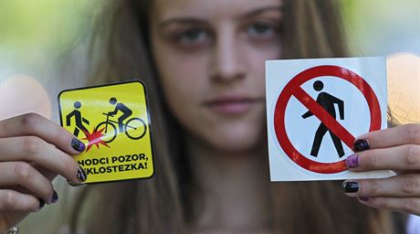 V roce 2016 se v Ostrav objevily piktogramy zakazující chodcm vstup na cyklostezku.