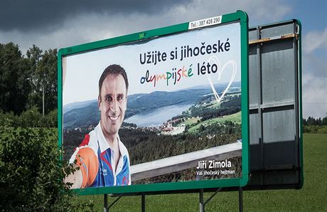 Jihoesk hejtman Ji Zimola z SSD na billboardu ped olympijskmi hrami,...