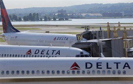 Letadla aerolinek Delta Air Lines ekají na letii Ronalda Reagana ve...