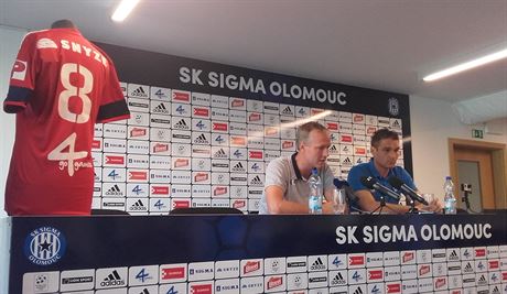 Václav Jílek (vlevo) hovoí na tiskové konferenci Sigmy Olomouc.