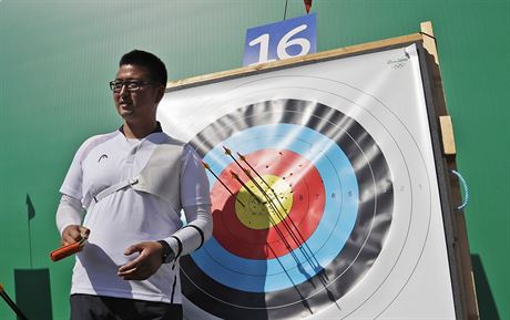 Korejský lukostelec Kim U-in jet ped oficiálním zahájením olympijských her...