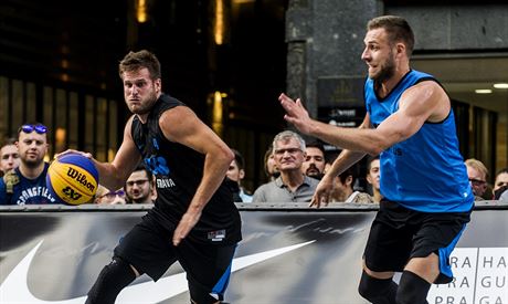 Jan Stehlík (vlevo) z Ostravy bhem praského turnaje 3x3 World Tour.