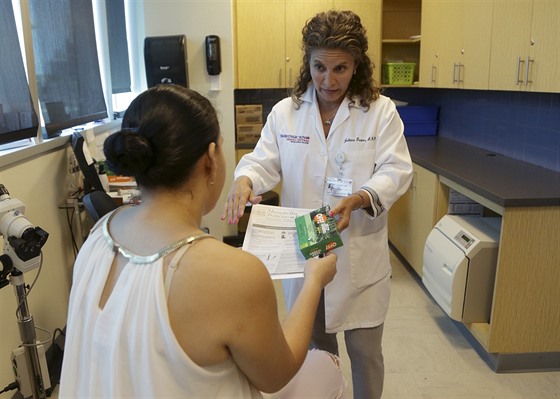 Lékaka na Florid rozdává pacientkám informace o ochran proti moskytm a...