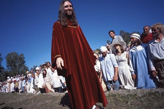 Vissarion mezi svými stoupenci v sibiské vesnici Petropavlovka (18. srpna 2002)