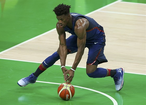 Po míi se natahuje americký basketbalista  Jimmy Butler.