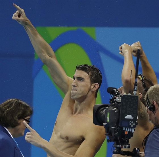 Americký plavec Michael Phelps slaví triumf ve tafet na 4x100 metr.