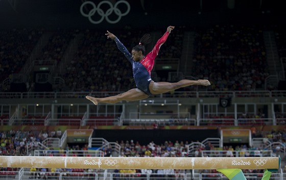 LET NAD KLADINOU. Devatenáctiletá Amerianka Simone Bilesová - hvzda mezi...