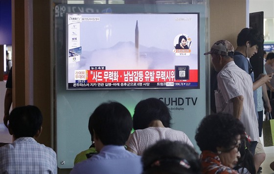 Na nádraí v jihokorejském Soulu sledují cestující zábry odpálení balistické...