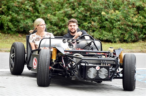 StudentCar SCE zatím bez karoserie. Vývojový tým ovuje funknost techniky pi...