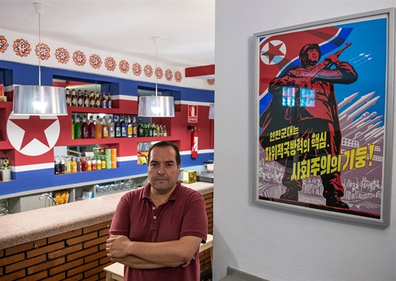 Alejandro Cao de Benos pózuje ve své kavárn Pchjongjang (30. ervence 2016)