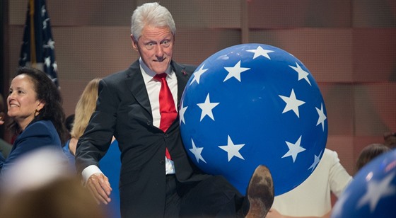 Bill Clinton byl v manelském politickém duu vdy tím teatrálnjím.