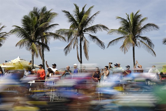 Peloton projídí po brazilské plái Ipanema pi olympijském závodu mu v...