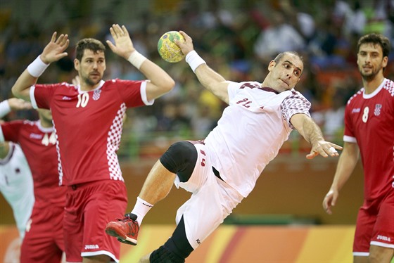 Katarský házenká Bassel Alrayes (uprosted) v olympijském utkání proti...