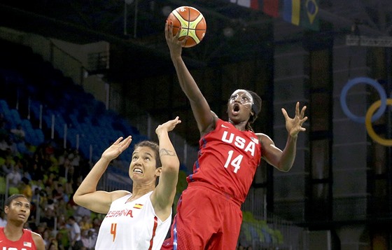 Souboj španělské basketbalistky Laury Nichollsové s Američankou Tinou...